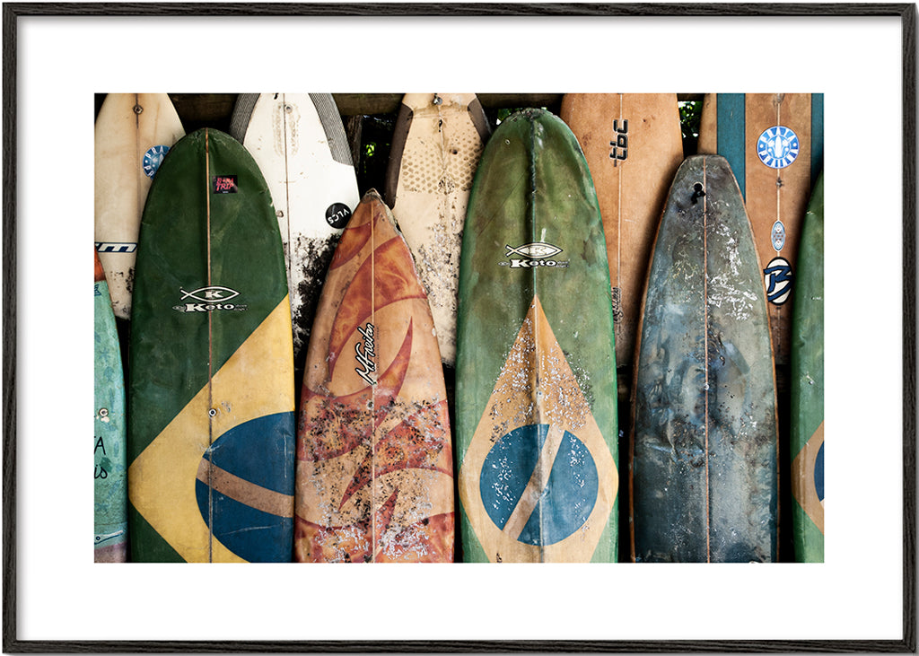 Sportkonst med vintage surfboards