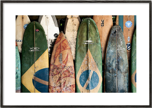 Sportkonst med vintage surfboards