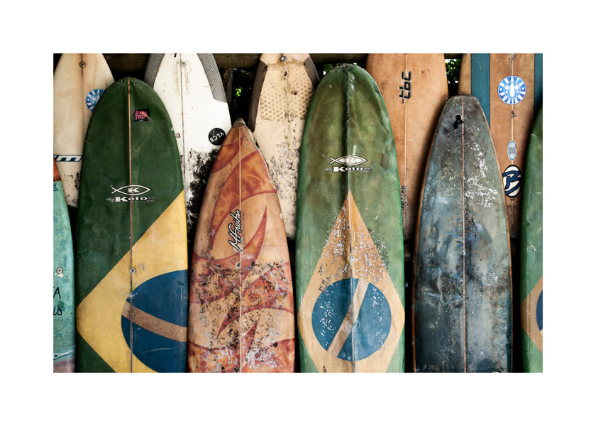 Sportkonst med vintage surfboards