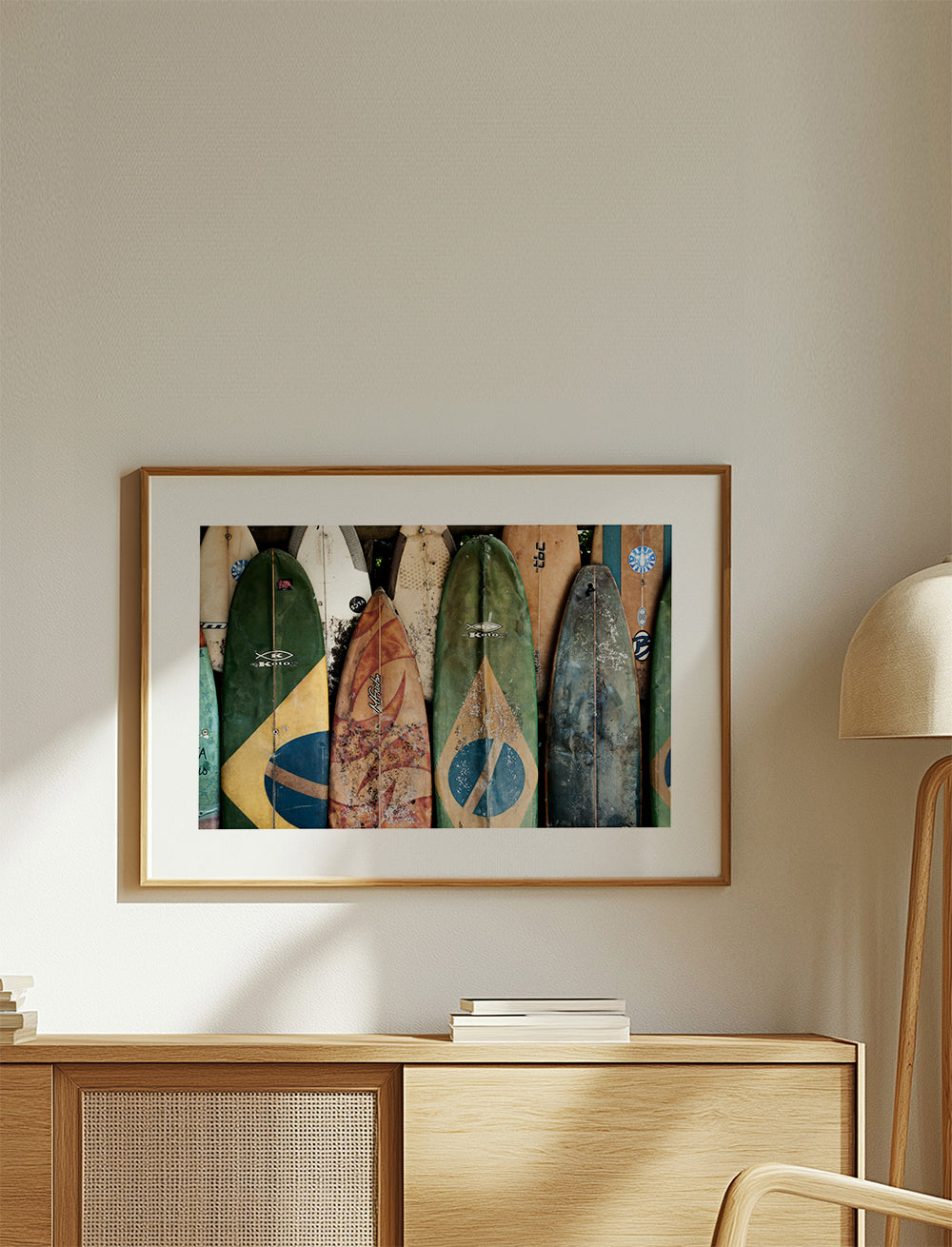 Sportkonst med vintage surfboards