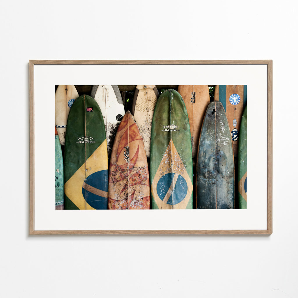 Sportkonst med vintage surfboards