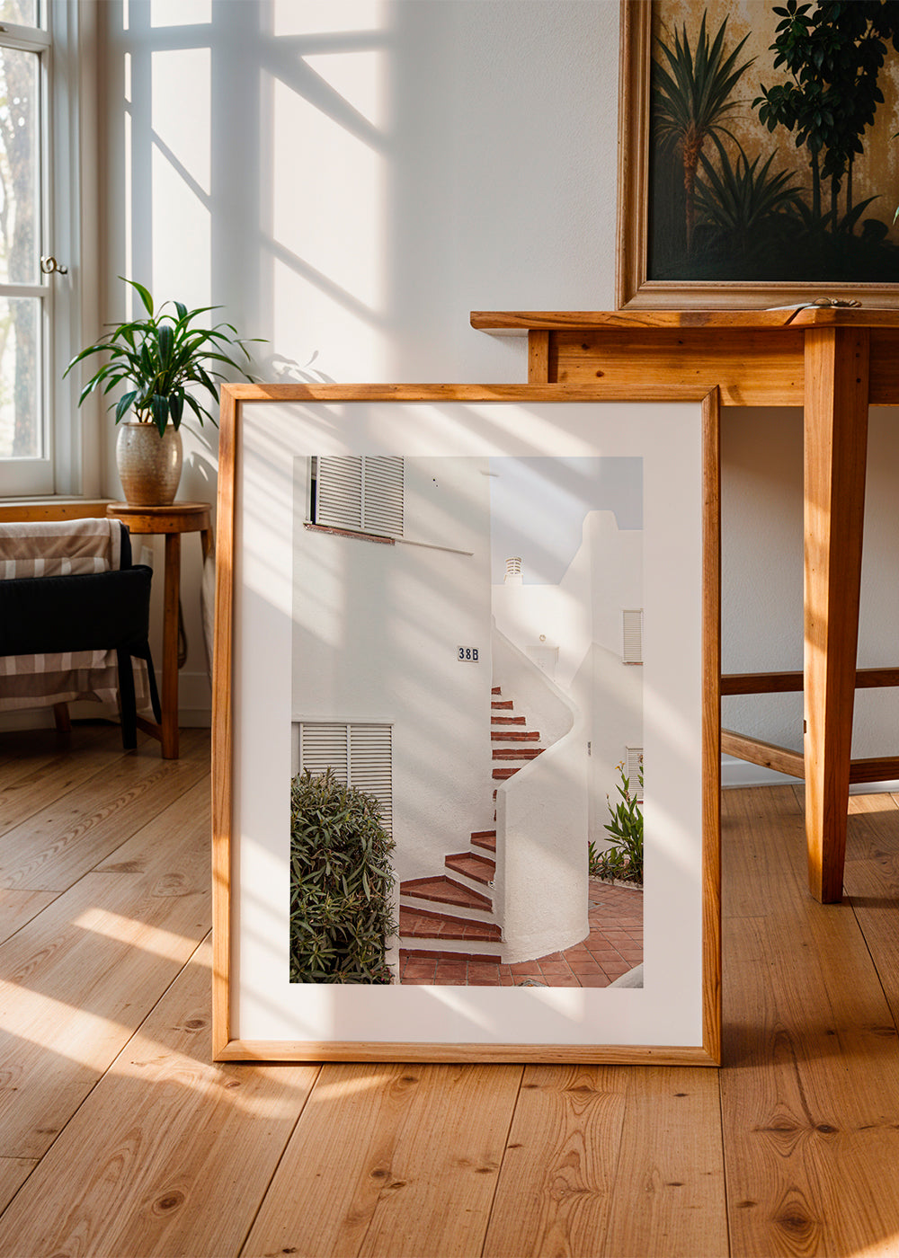Fotografi av vit trappa med medelhavspatio