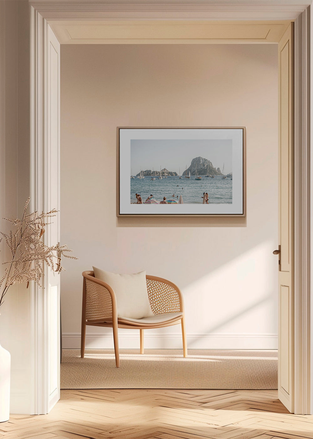 Landskapskonst: strand med ö och segelbåtar