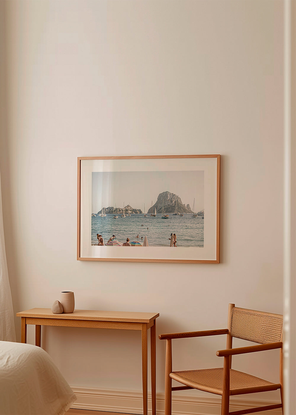 Landskapskonst: strand med ö och segelbåtar