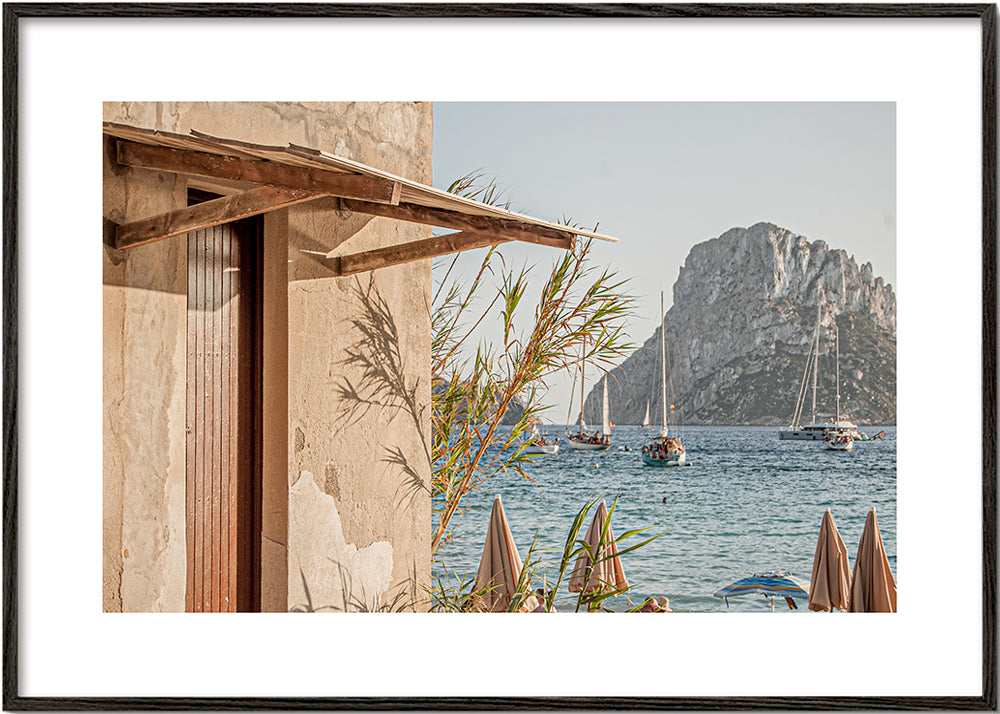 Landskapskonst: kust med segelbåtar