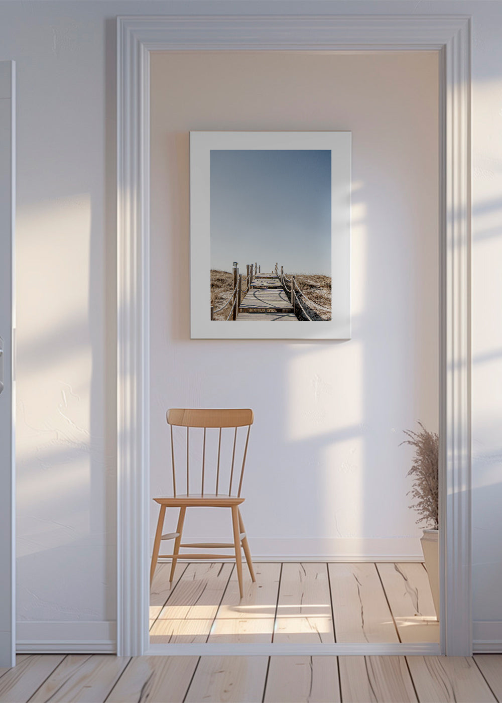 Landskapsbild med träspång mot stranden