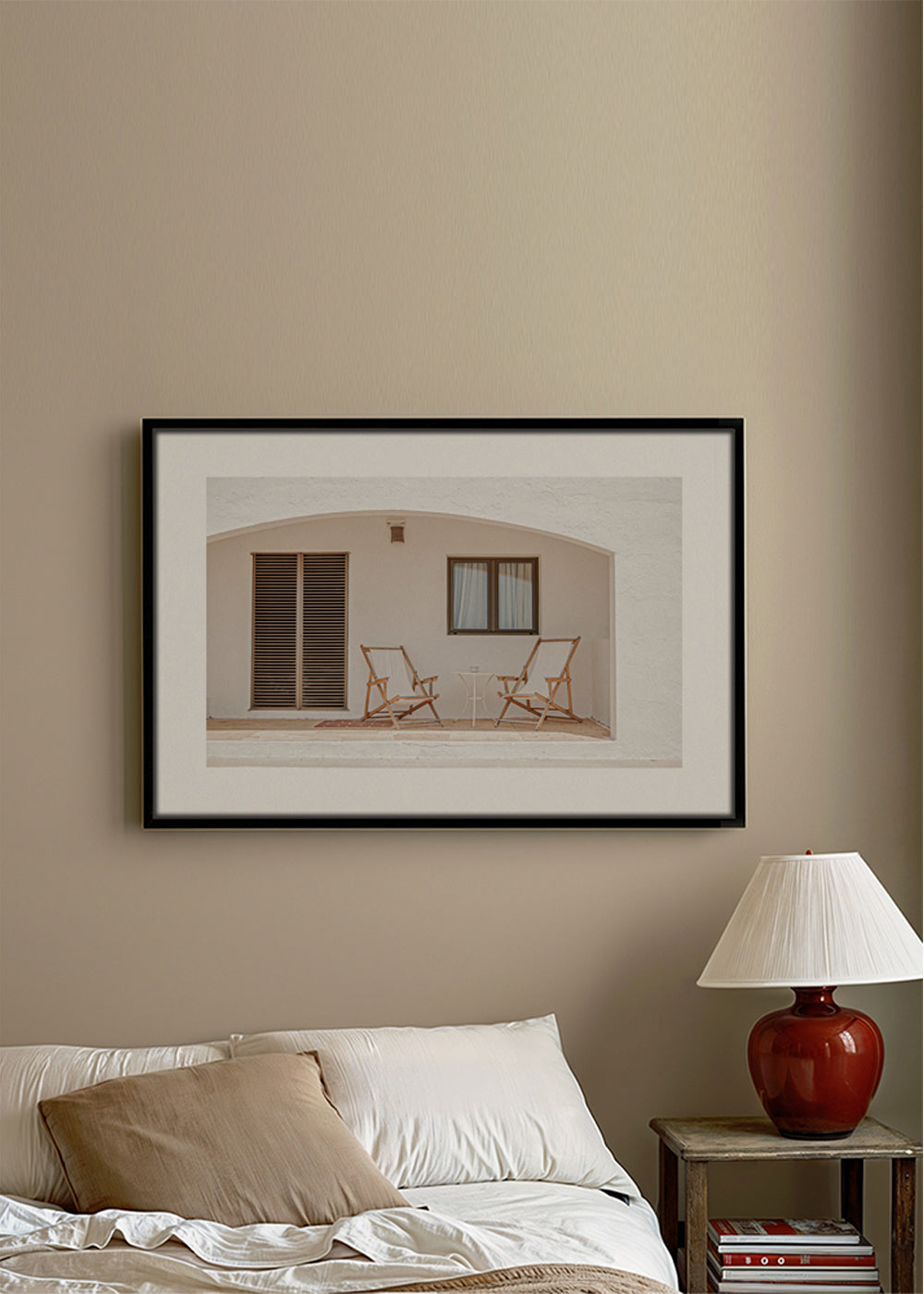 Minimalistisk affisch med terrass och trästolar