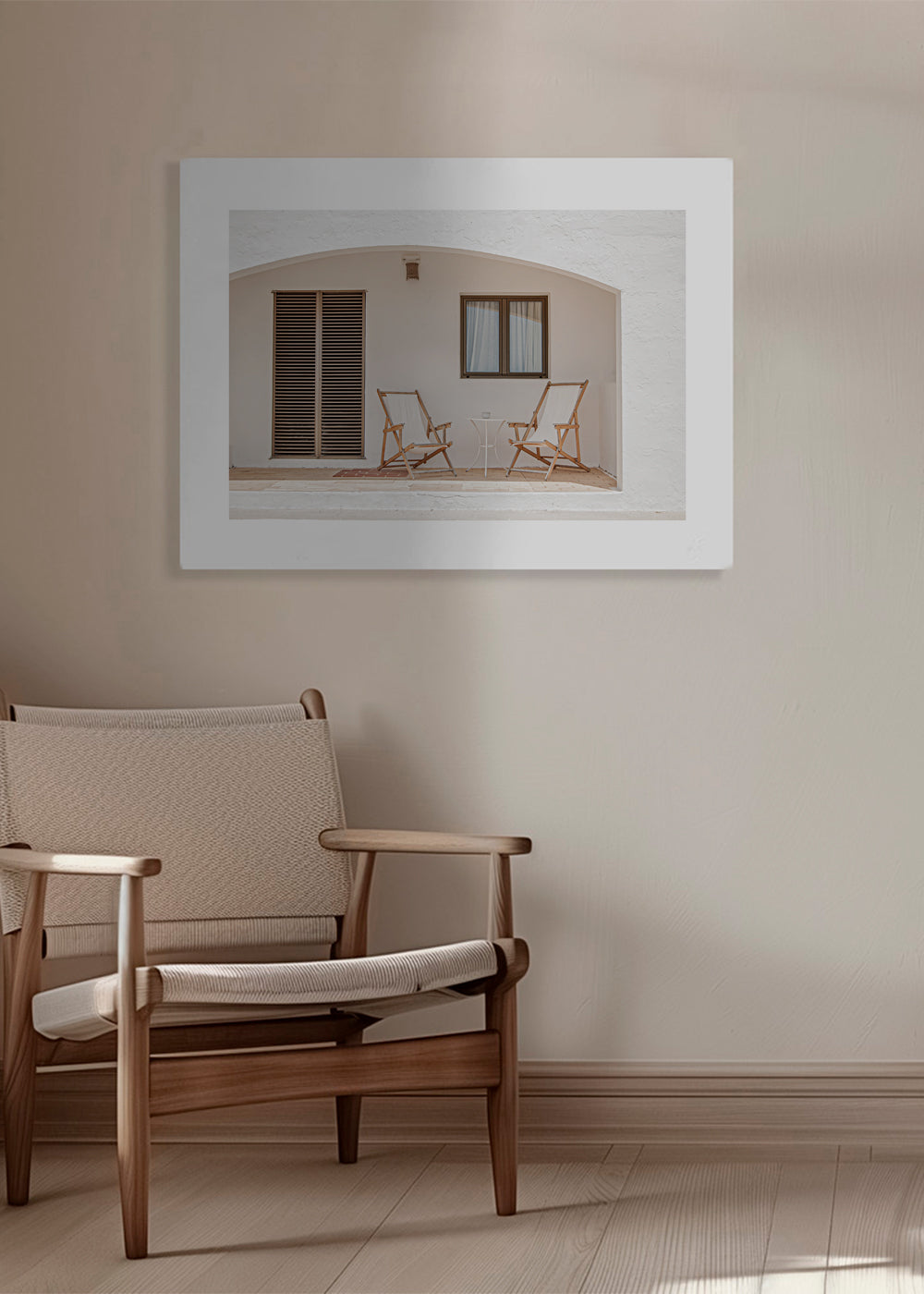 Minimalistisk affisch med terrass och trästolar