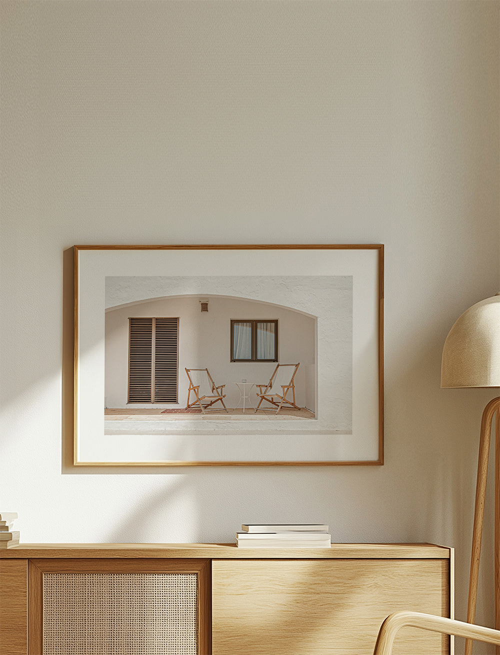 Minimalistisk affisch med terrass och trästolar