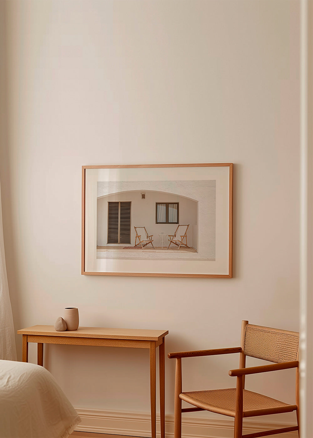Minimalistisk affisch med terrass och trästolar