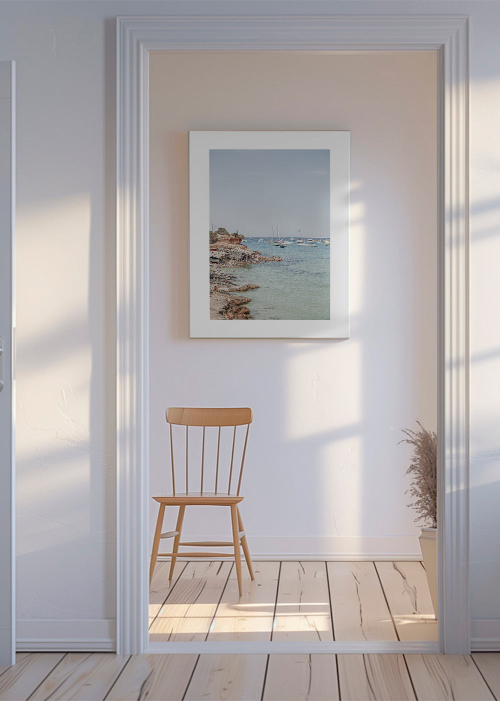 Landskapskonst: strand med segelbåtar i lugn