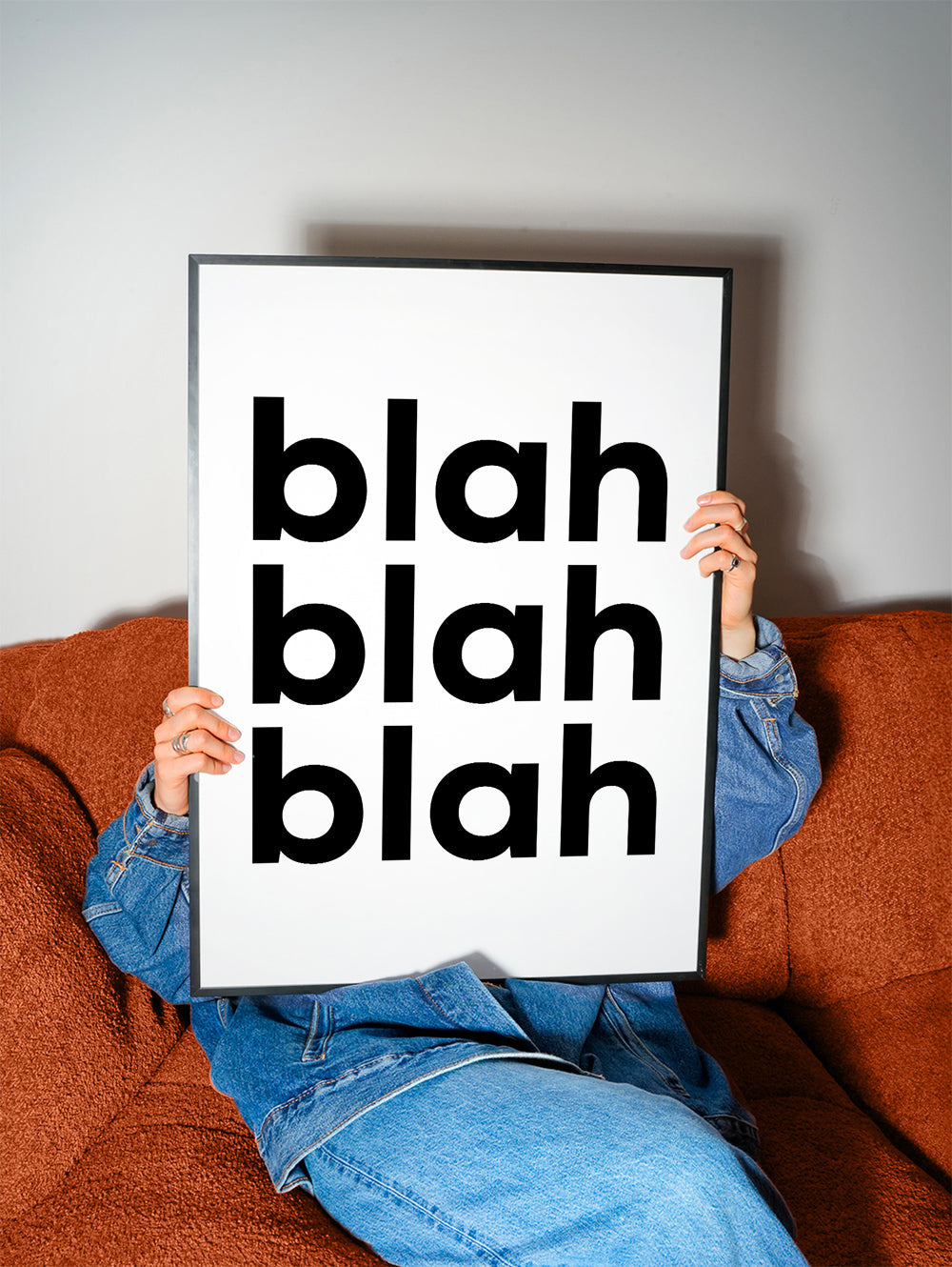 Illustration med fet upprepad text