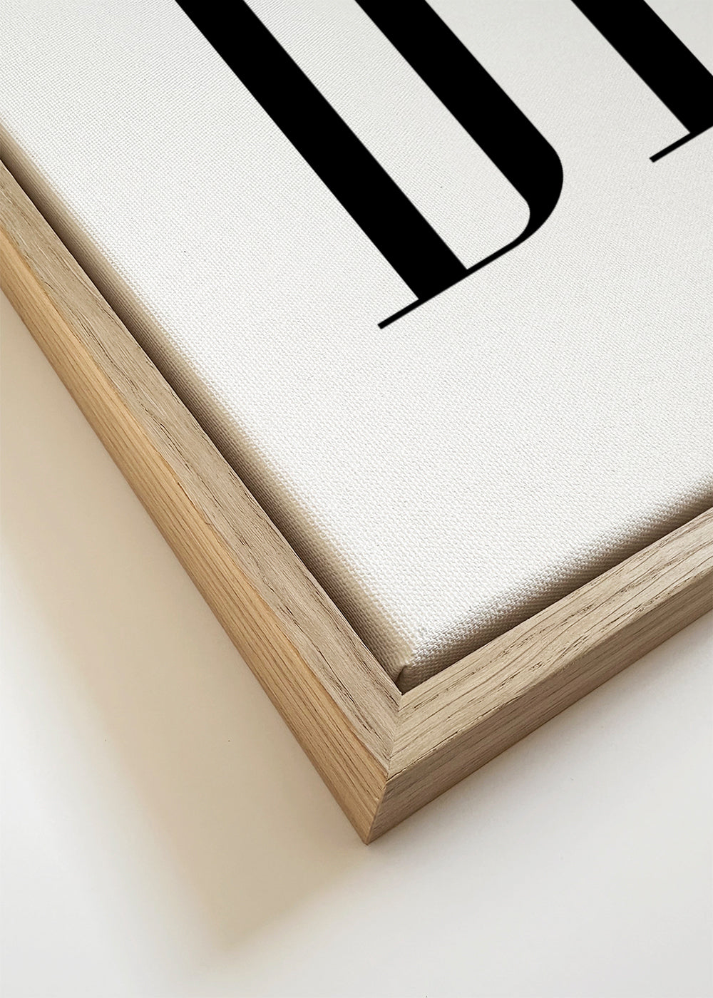 Minimalistisk typografisk affisch med tydligt budskap