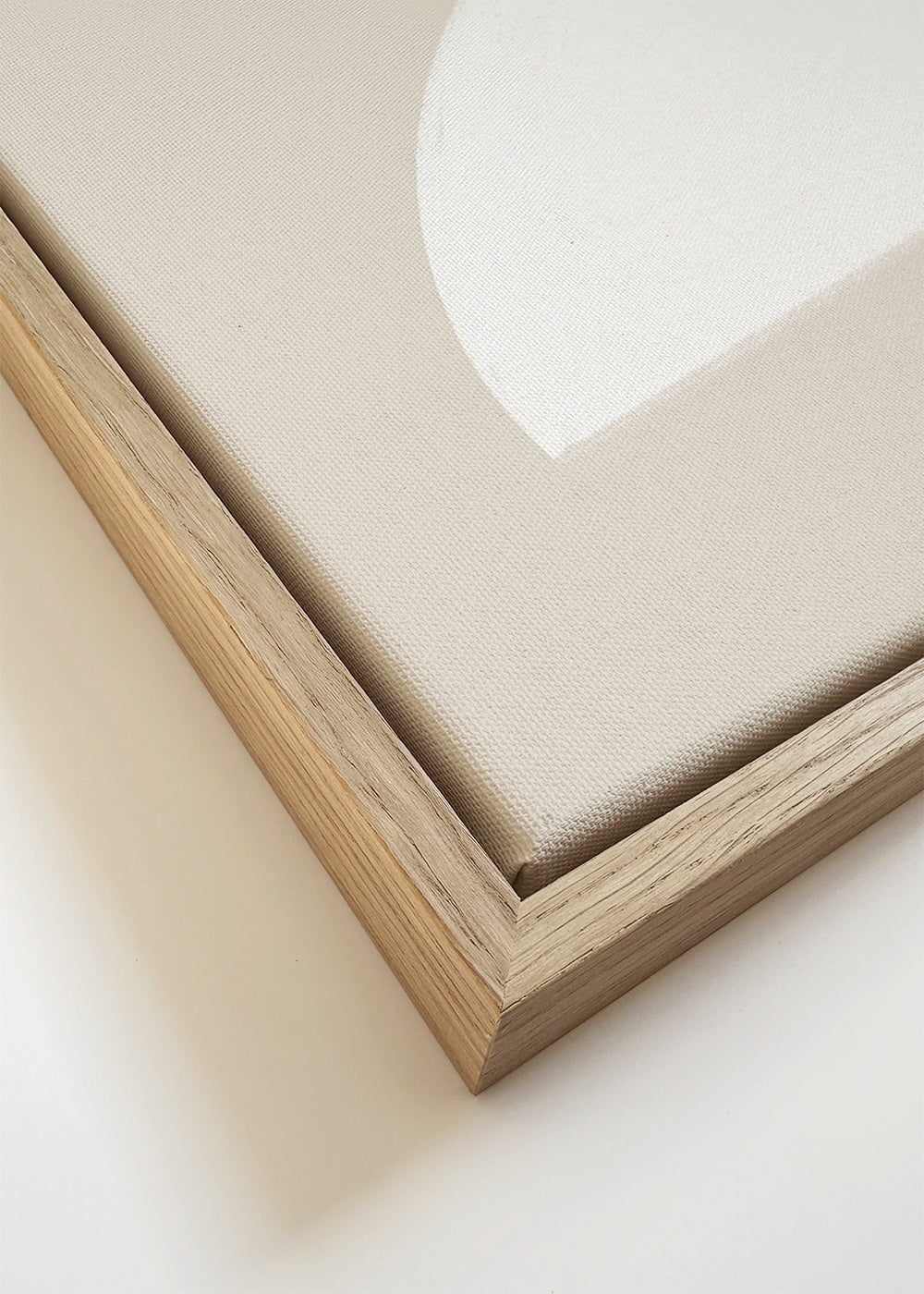 Minimalistiskt konstverk två vita former på beige