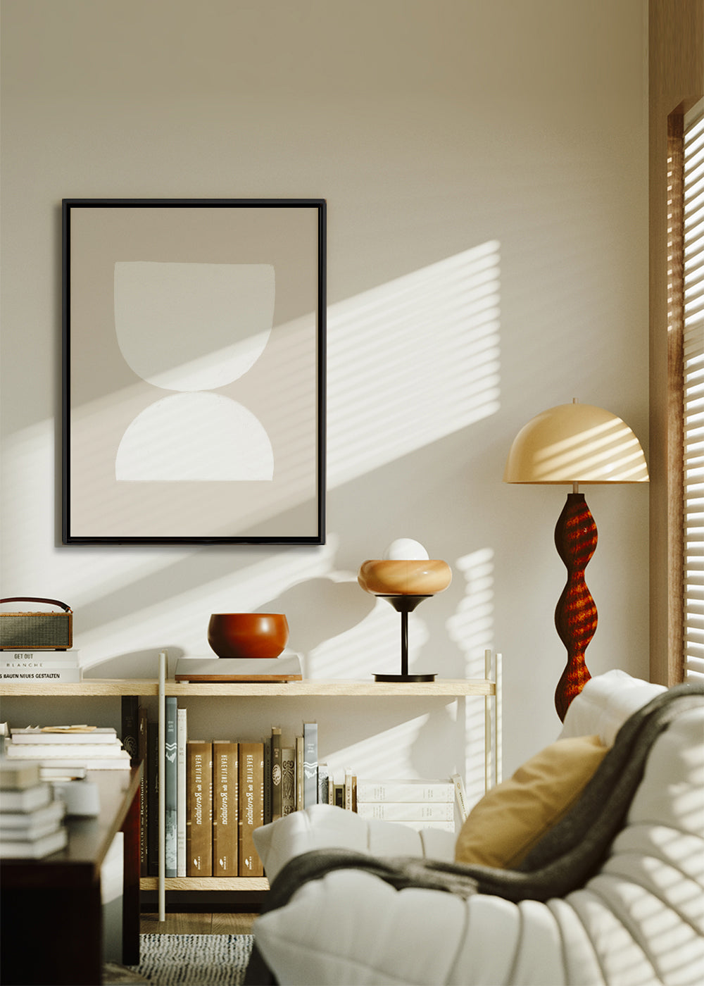 Minimalistiskt konstverk två vita former på beige