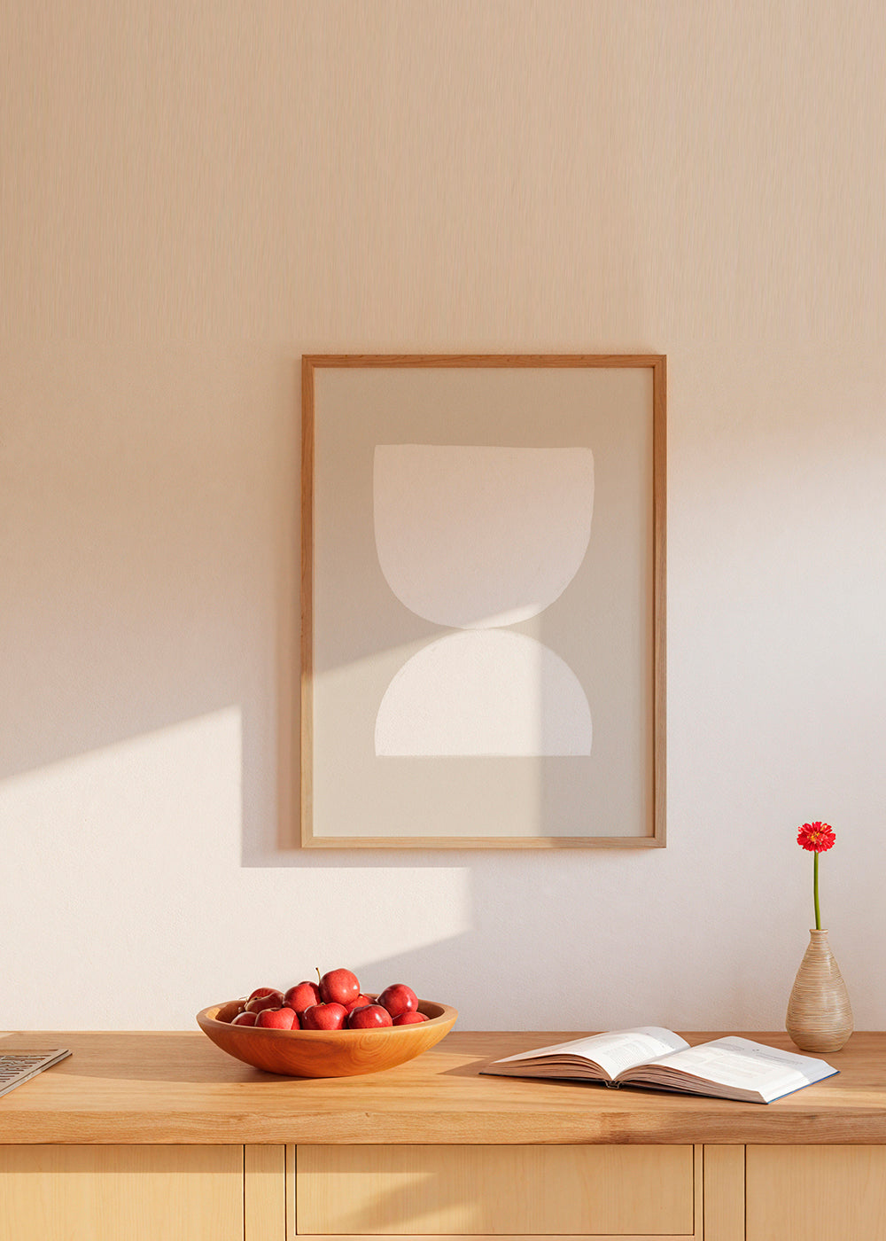Minimalistiskt konstverk två vita former på beige