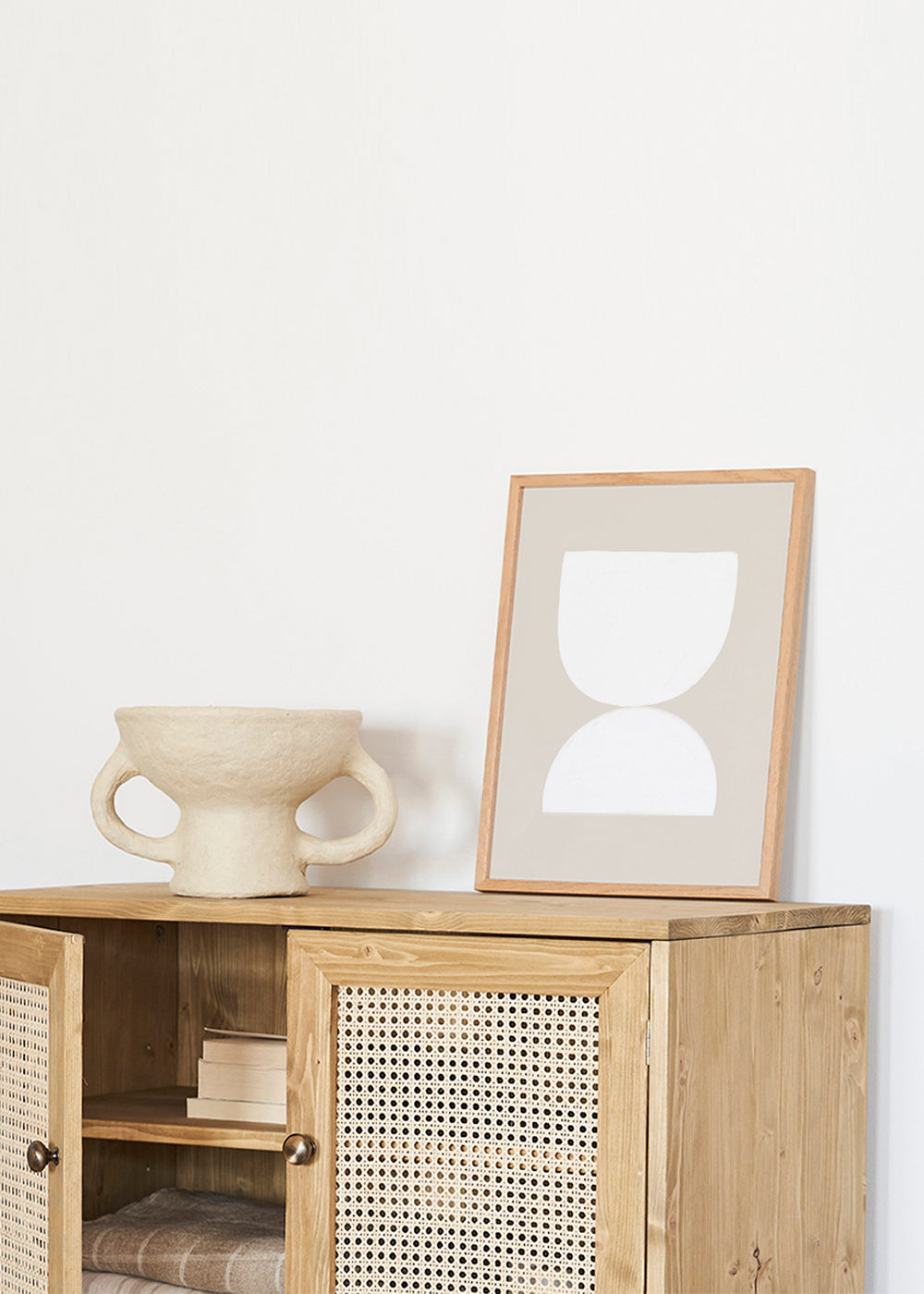 Minimalistiskt konstverk två vita former på beige