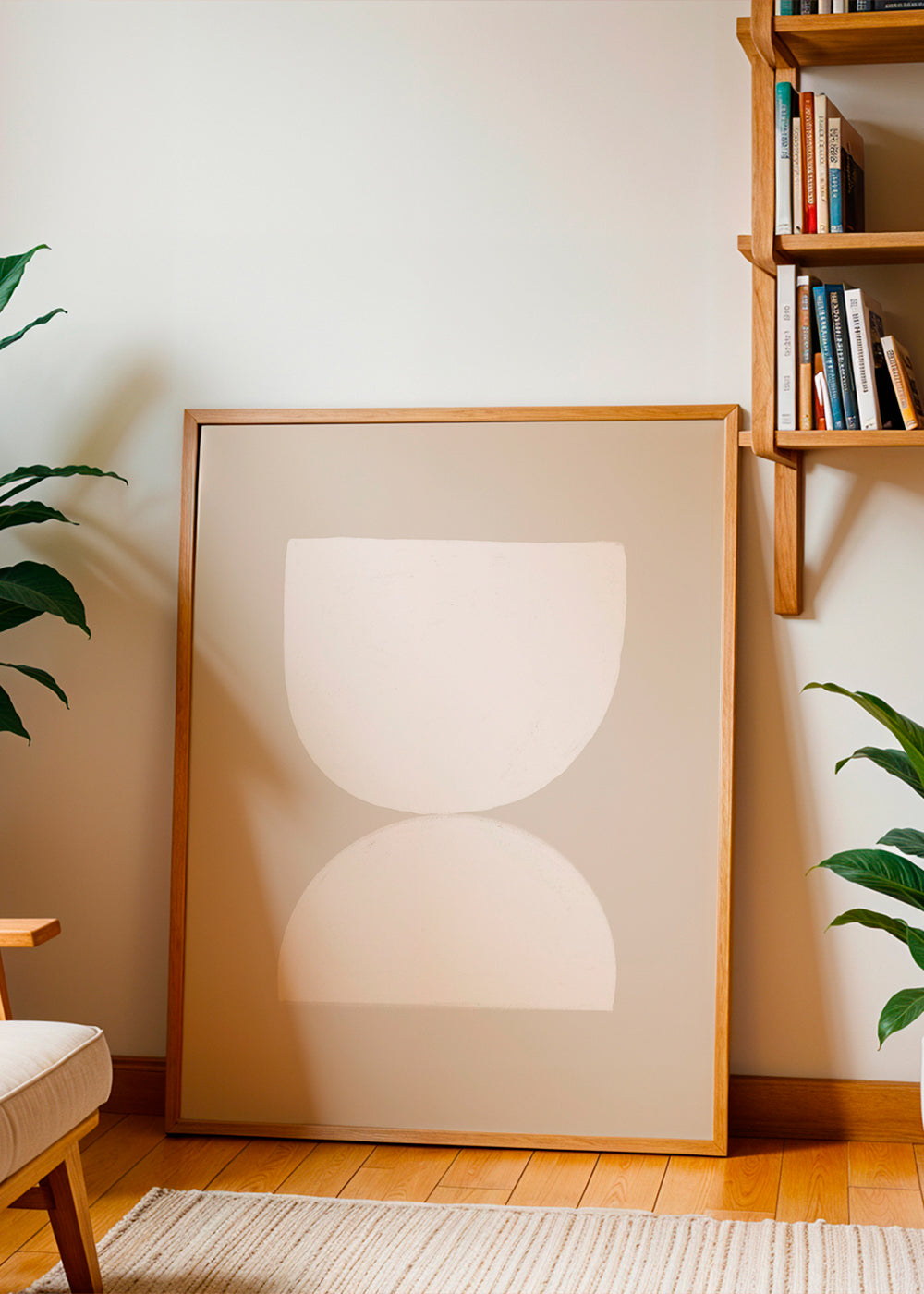 Minimalistiskt konstverk två vita former på beige