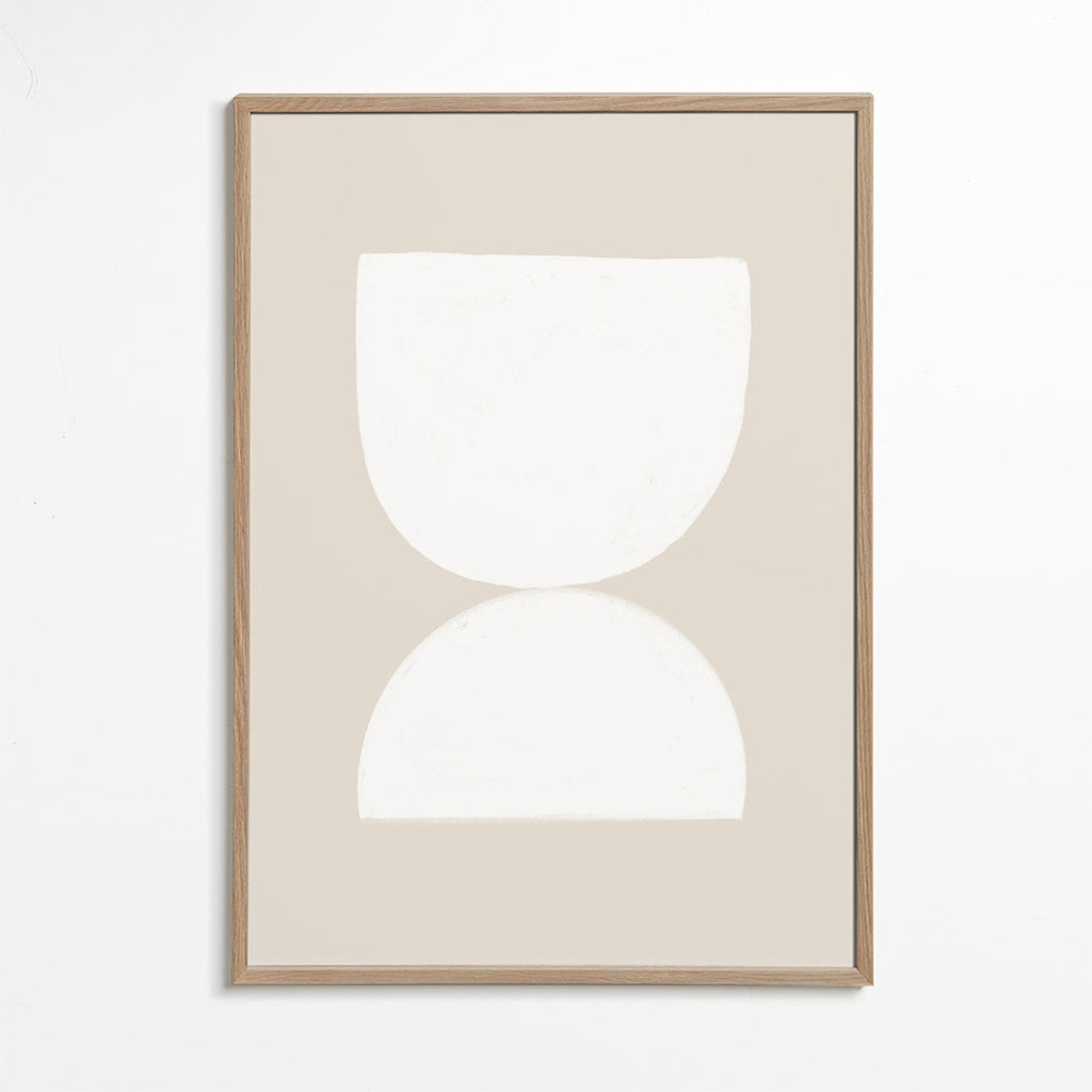 Minimalistiskt konstverk två vita former på beige