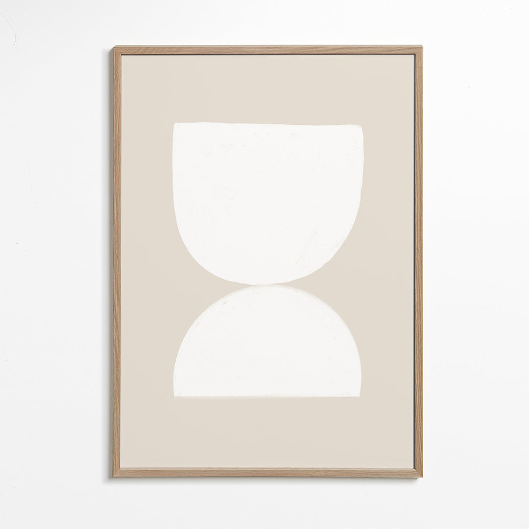 Minimalistiskt konstverk två vita former på beige