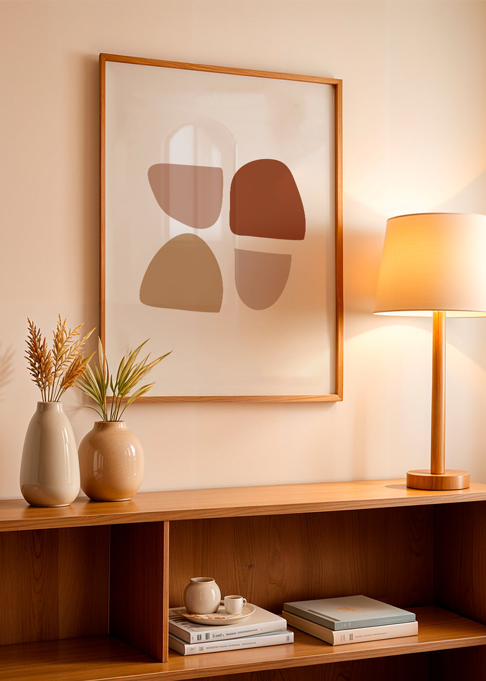 Minimalistisk poster med organiska beige och terrakotta former