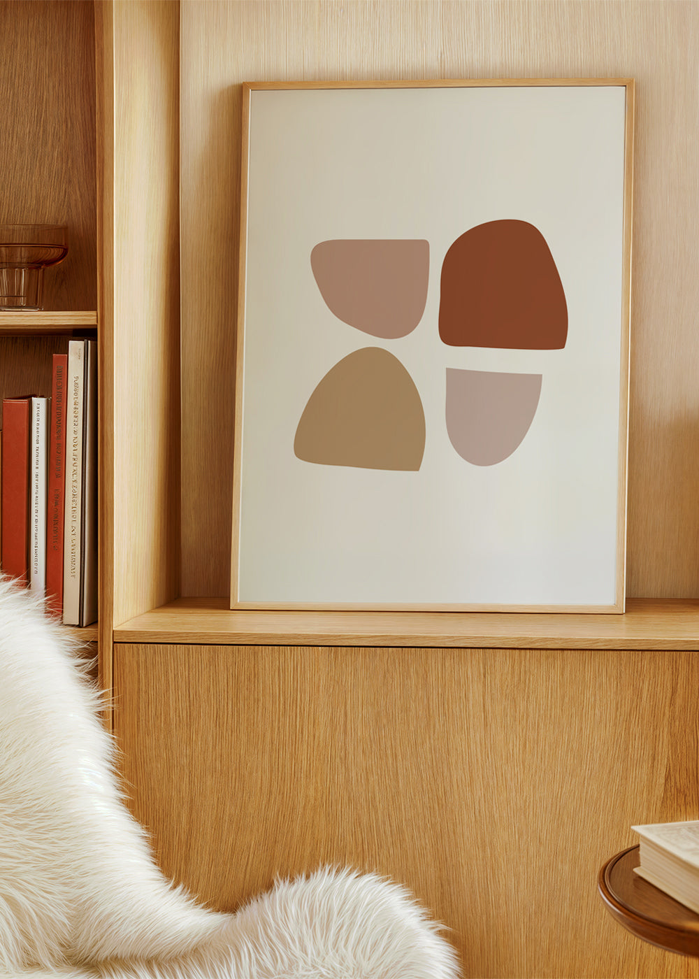 Minimalistisk poster med organiska beige och terrakotta former