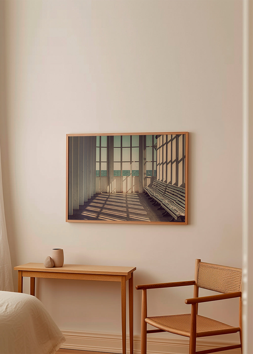 Fotografi av kustens väntrum med bänkar