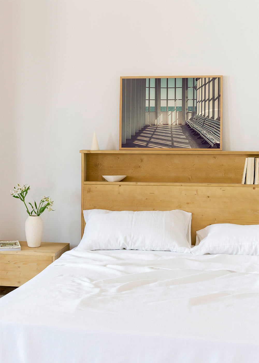 Fotografi av kustens väntrum med bänkar
