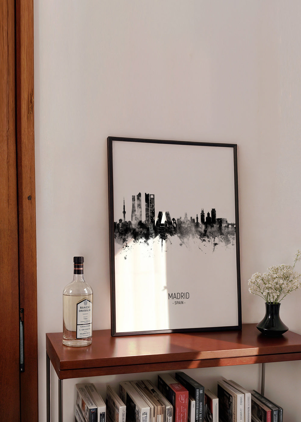 Madrid Skyline en blanco y negro - Framed poster in an interior