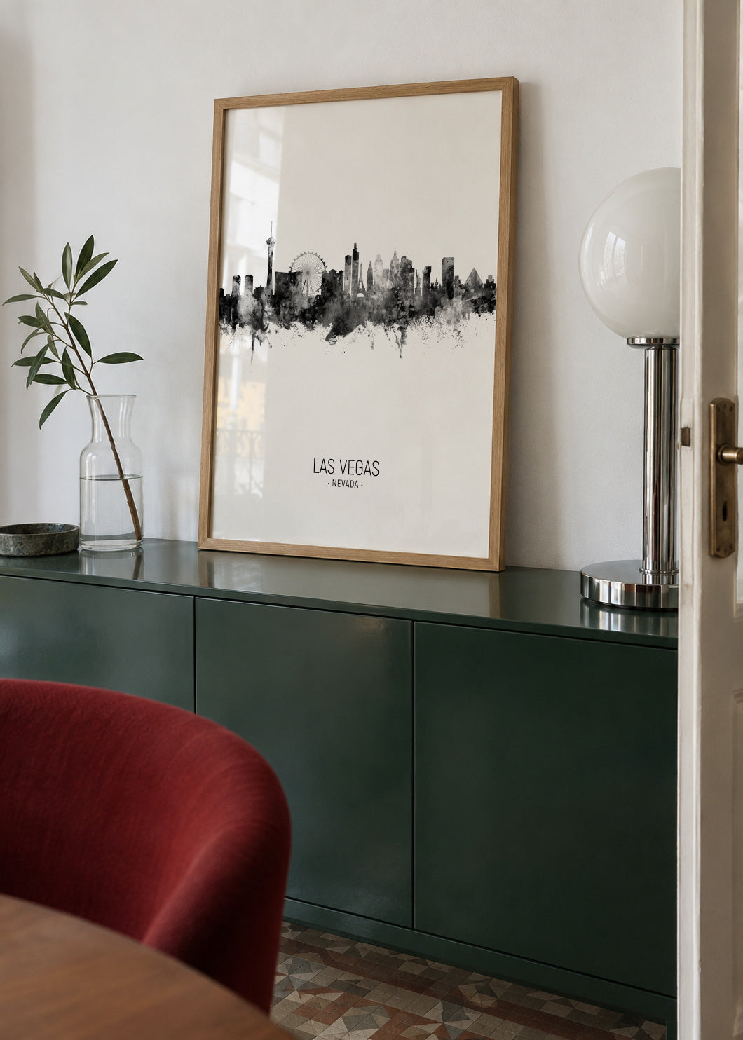 Las Vegas Skyline en blanco y negro - Framed poster in an interior