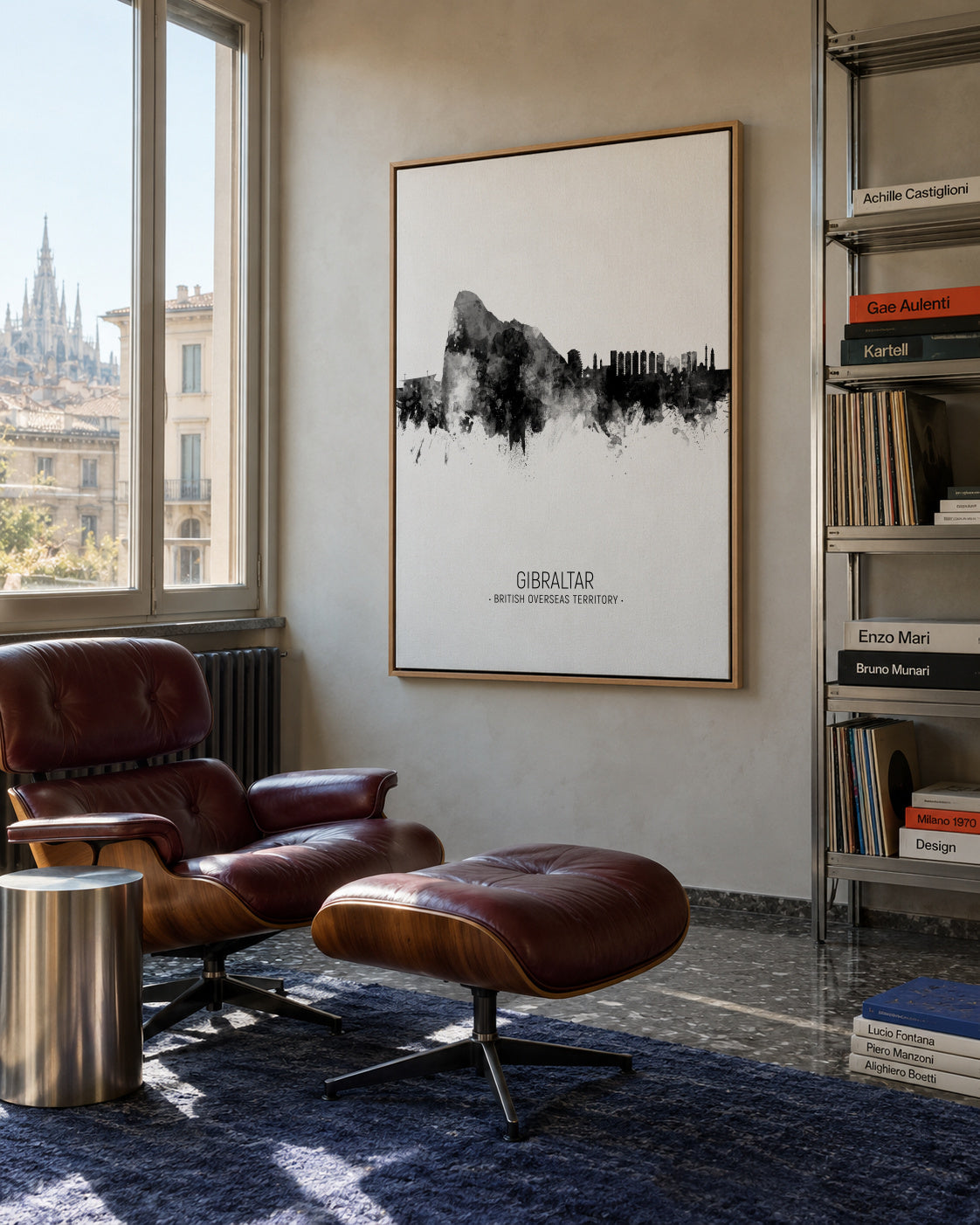 Gibraltar Skyline blanco y negro - Framed canvas in an interior