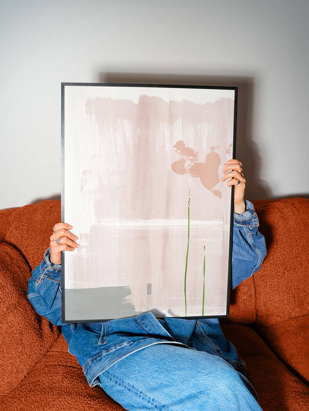 Abstrakt konstverk rosa med gröna stänglar