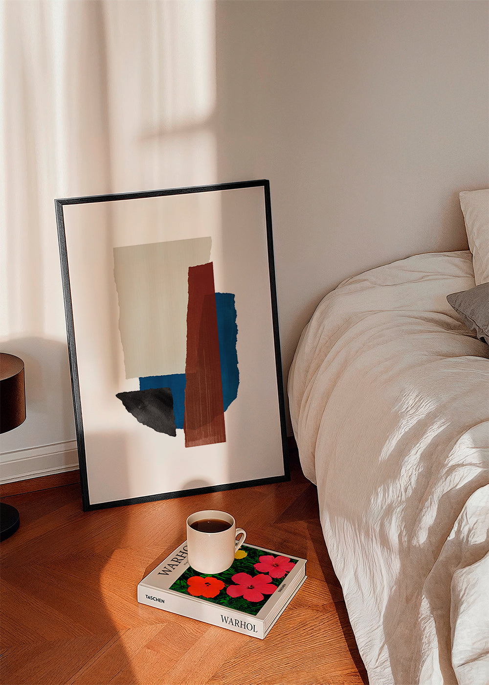 Abstrakt vertikalt verk med beige och röda drag