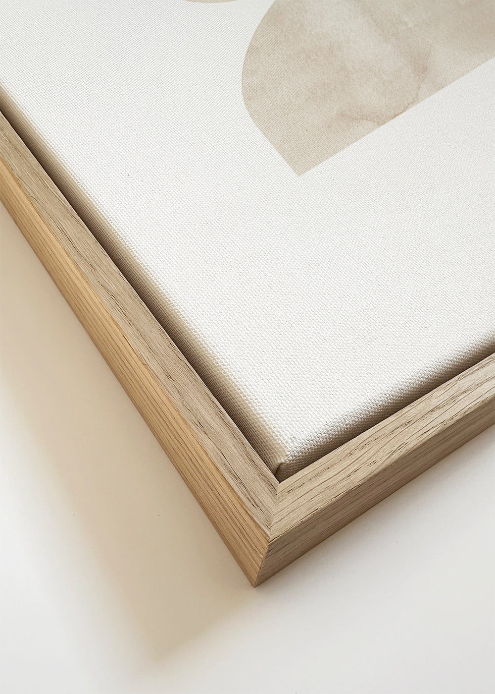 Abstrakt konstverk beige med staplade former