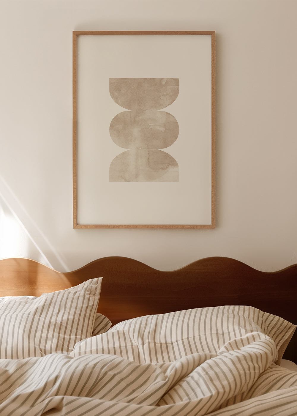 Abstrakt konstverk beige med staplade former