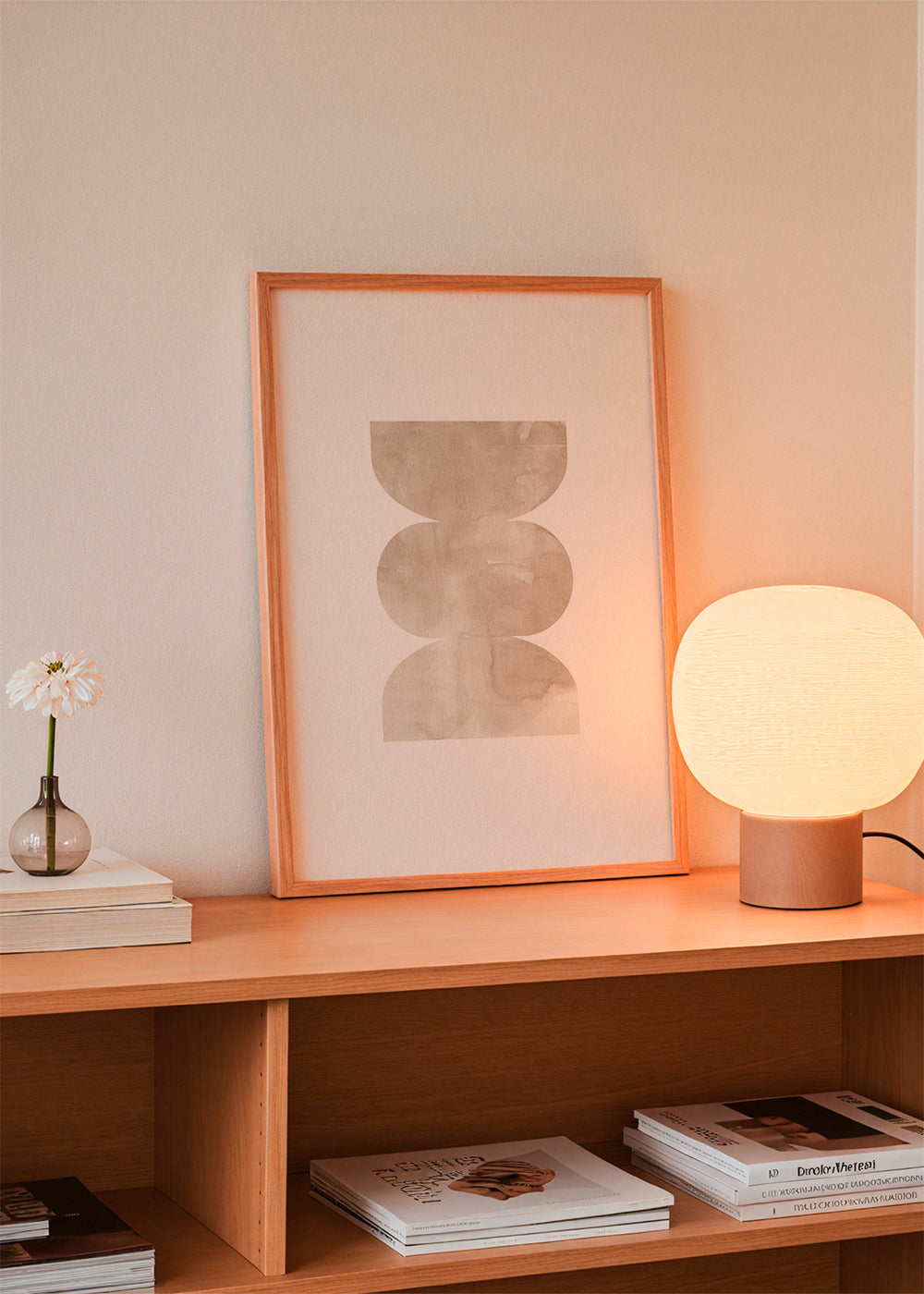 Abstrakt konstverk beige med staplade former