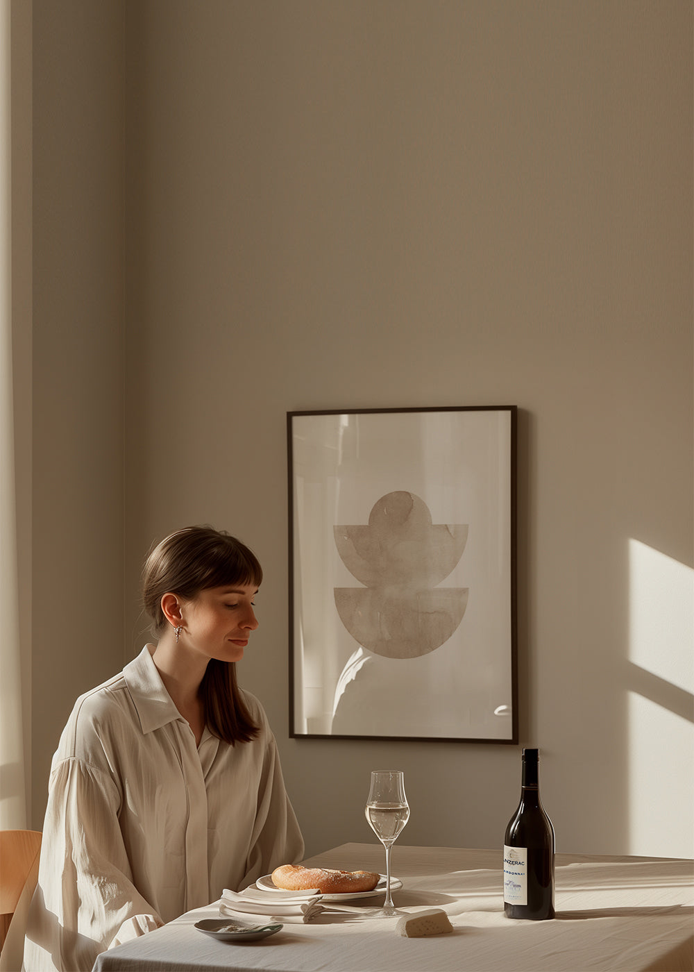 Abstrakt konstverk med beige akvarellformer