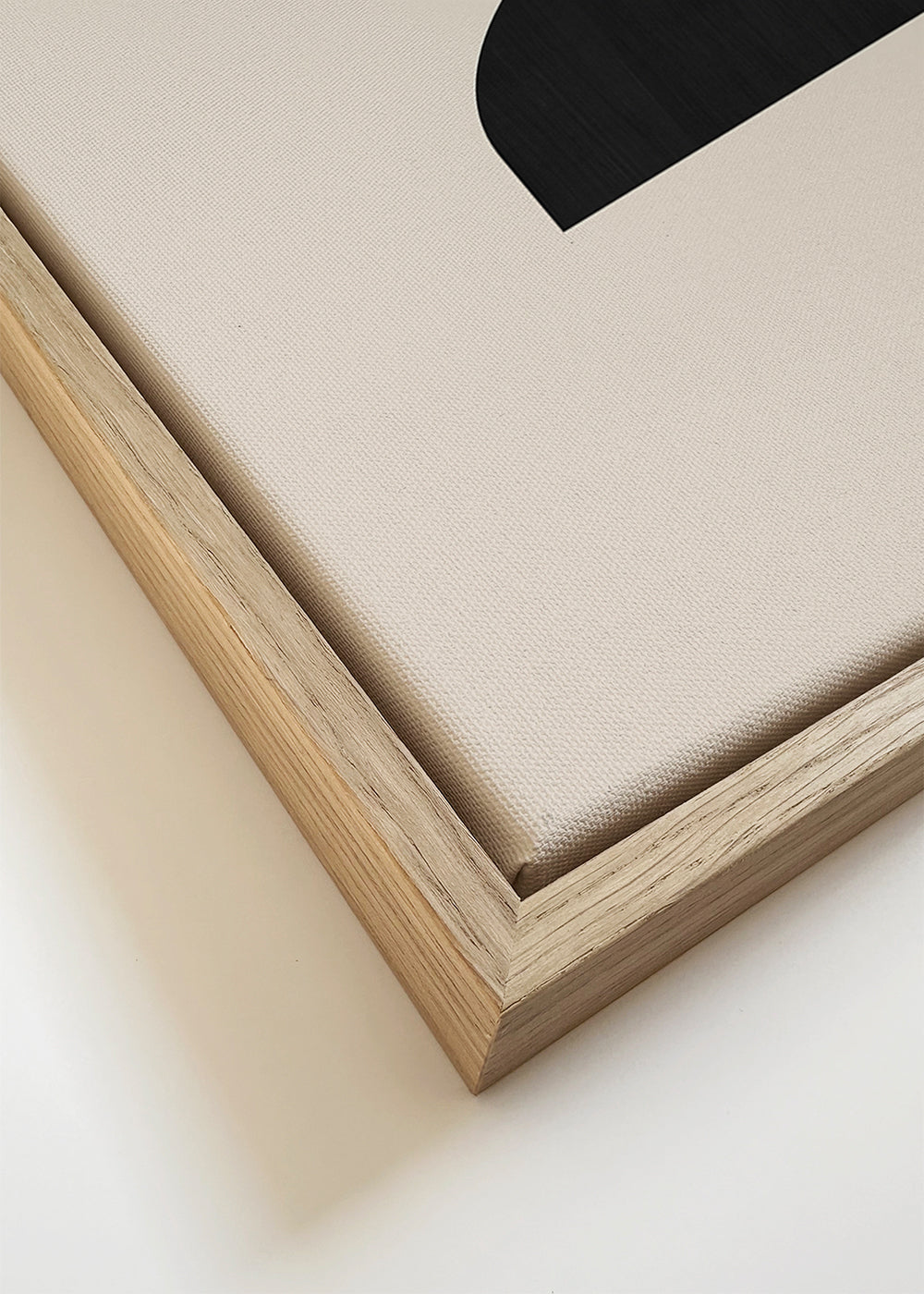 Geometrisk poster staplad i beige, rust och svart