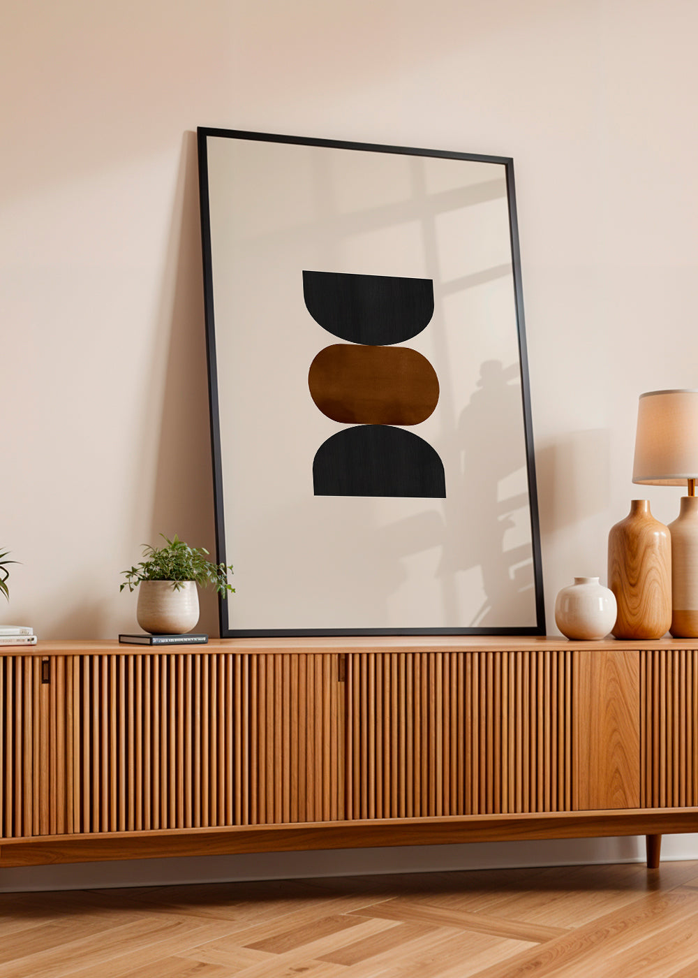 Geometrisk poster staplad i beige, rust och svart