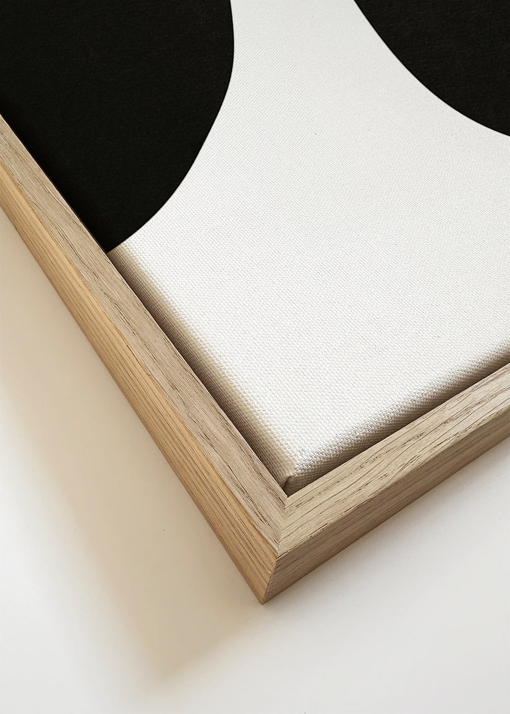 Minimalistisk design med organiska svarta former