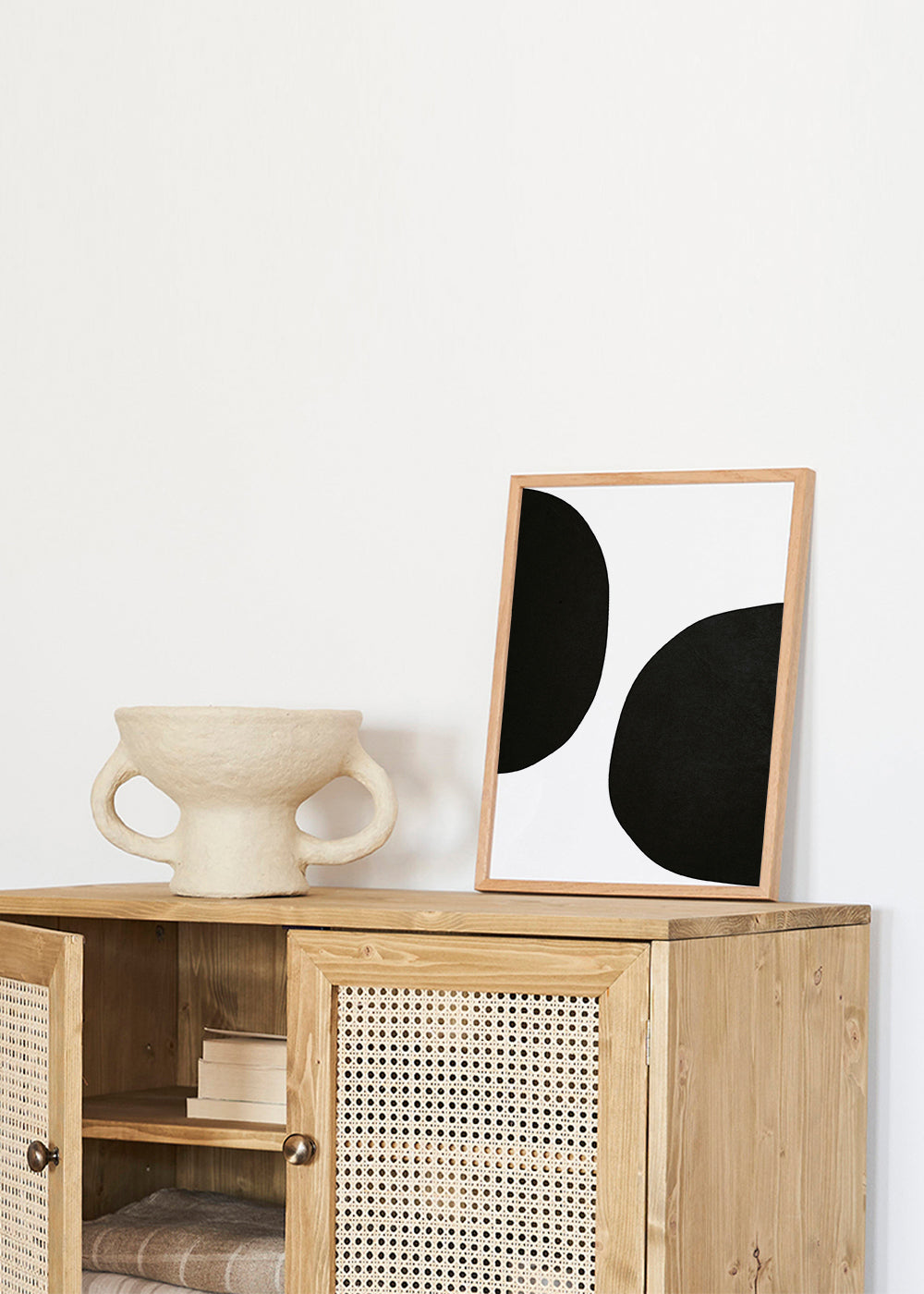 Minimalistisk design med organiska svarta former