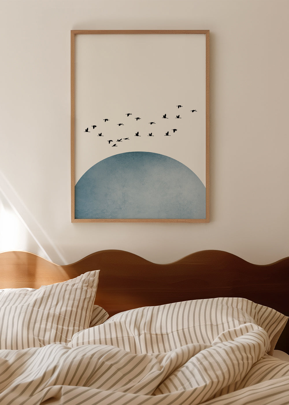 Abstrakt konst med blå halvcirkel och flock