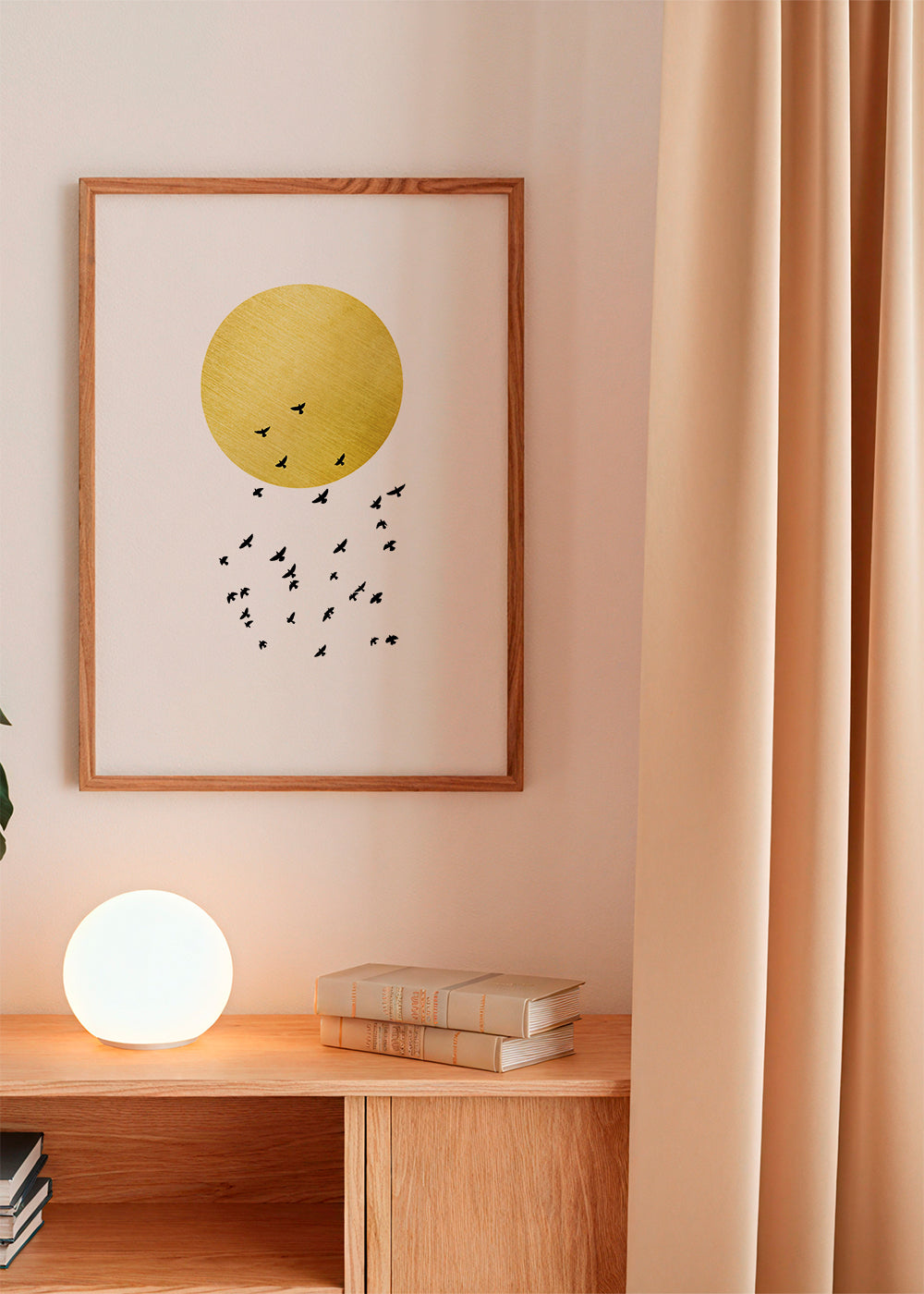 Minimalistisk print med gyllene sol och flock