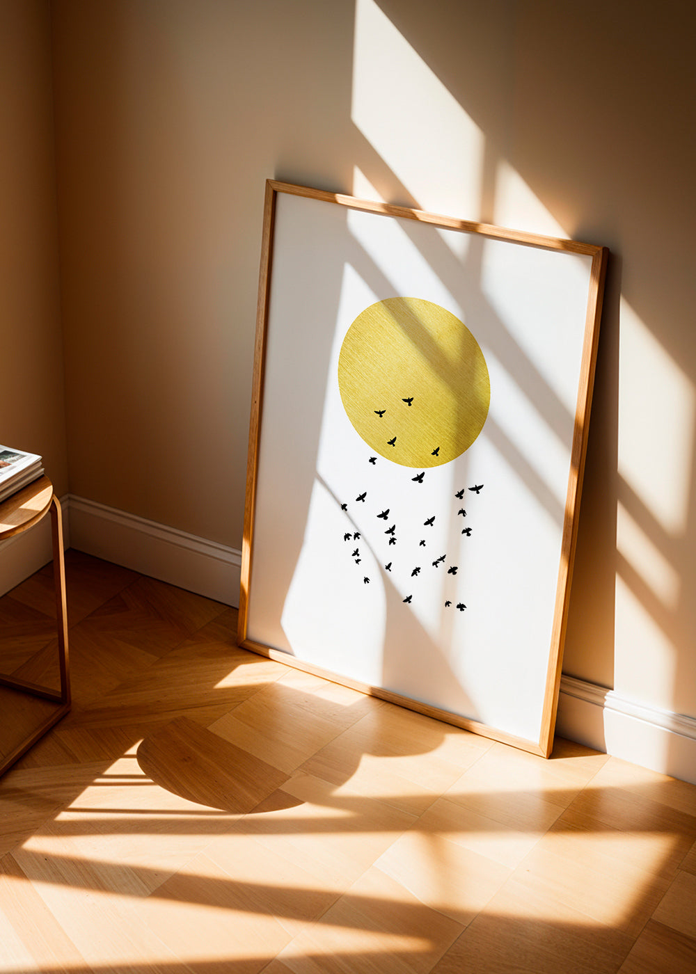 Minimalistisk print med gyllene sol och flock