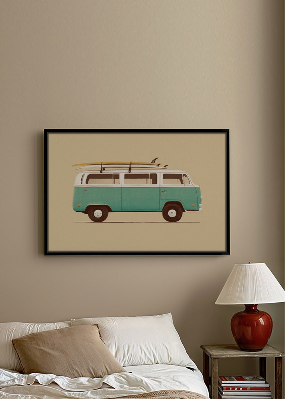 Vintage affisch turkos campervan med surfbrädor