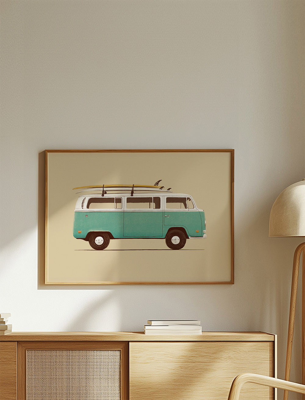 Vintage affisch turkos campervan med surfbrädor