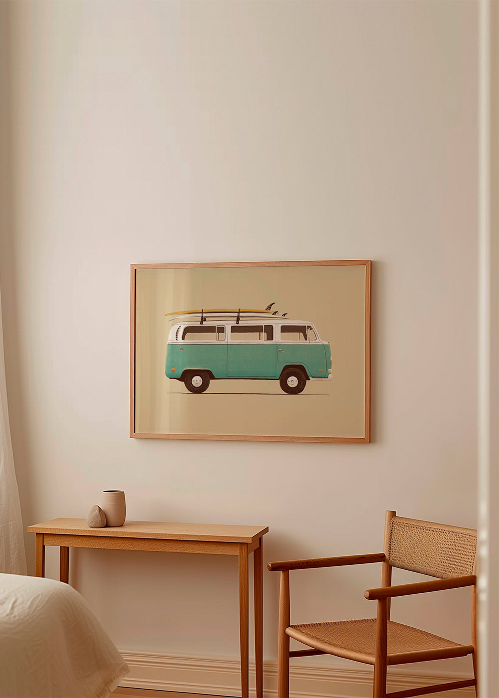 Vintage affisch turkos campervan med surfbrädor