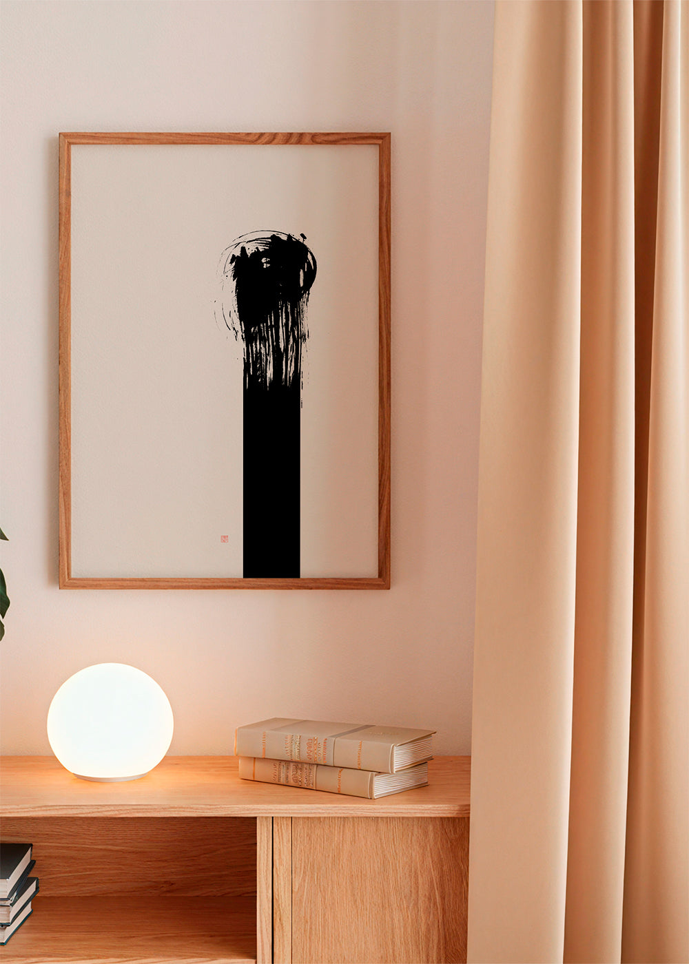 Minimalistisk tavla med vertikal bläckstreck