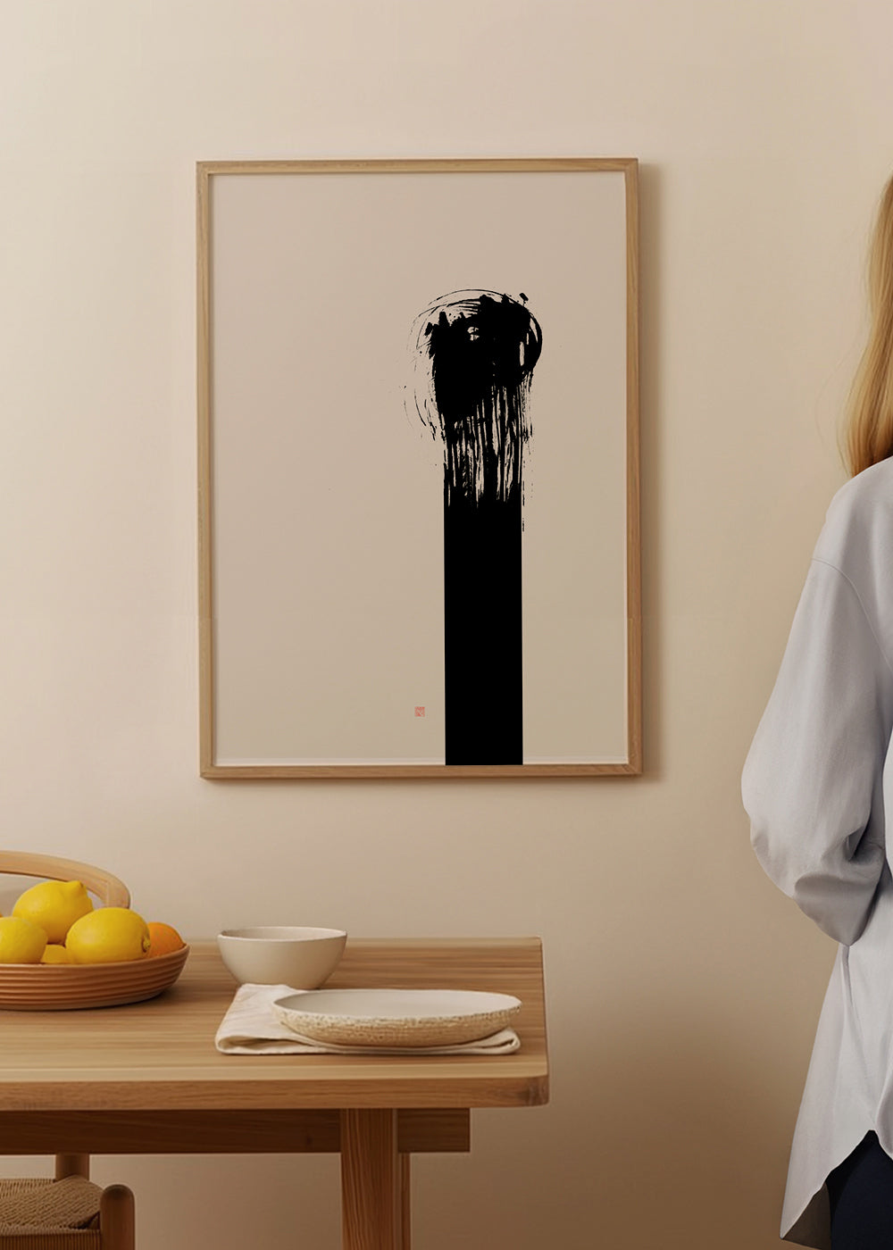Minimalistisk tavla med vertikal bläckstreck
