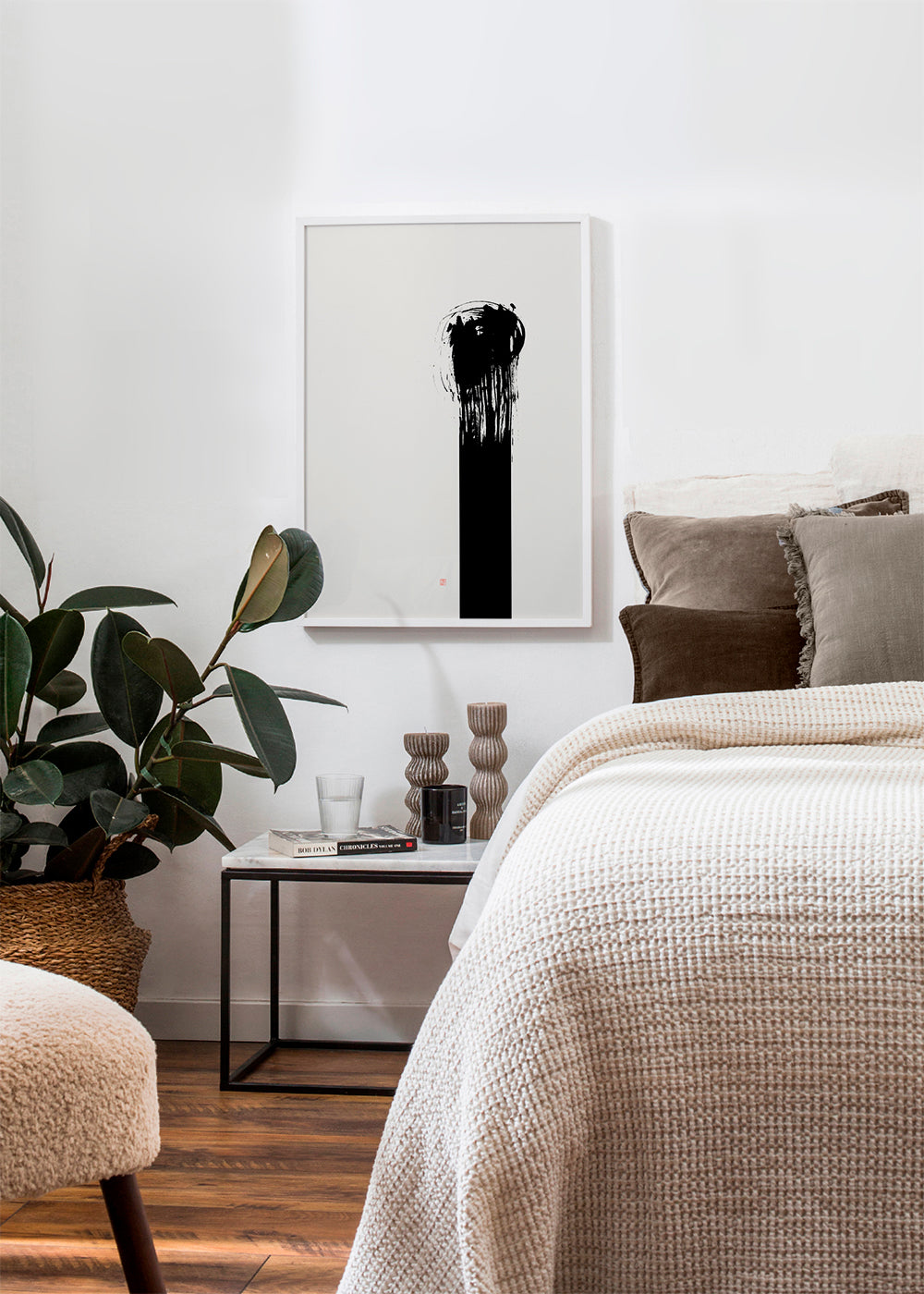 Minimalistisk tavla med vertikal bläckstreck